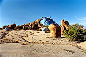 Marocco meridionale - Escursione a piedi nei pressi di Tafraoute, lungo il sentiero che porta alle rocce dipinte e alla roccia chiamata 'il cappello di Napoleone'. 